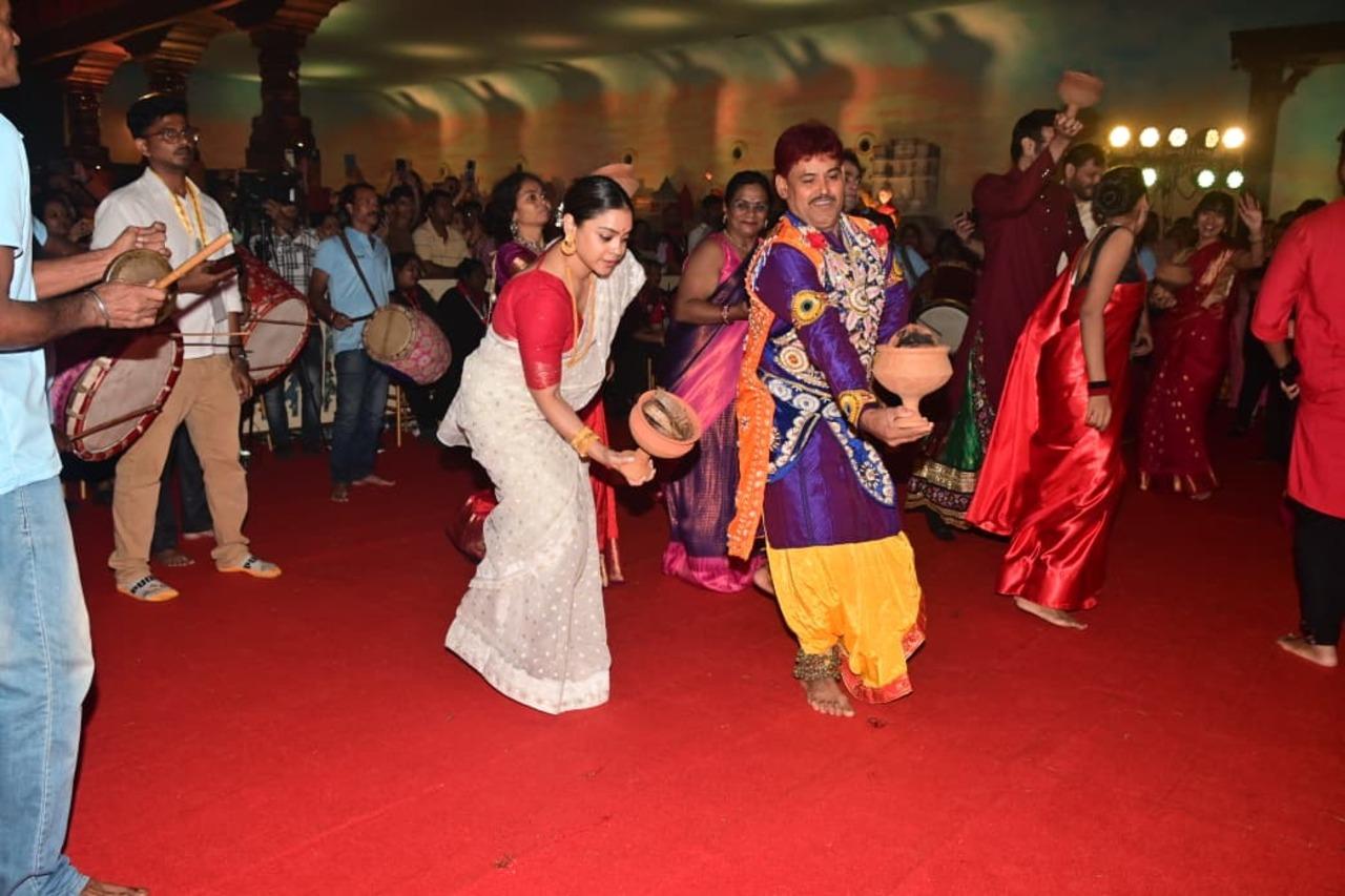 Sumona Chakravarty was seen performing the dhunuchi dance at the North Bombay Sarbojanin Durga Puja pandal. 